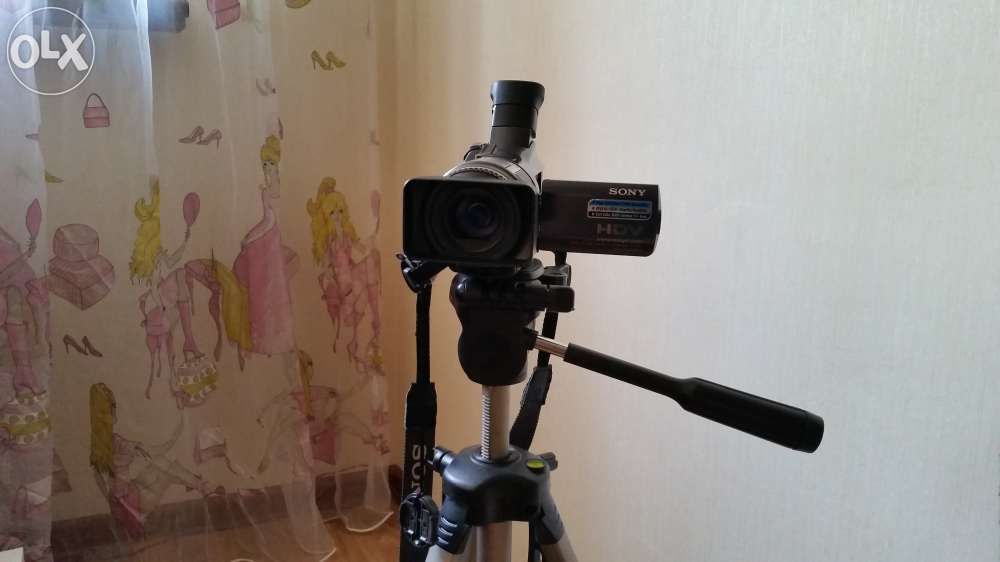 Полупрофессиональная камера Sony HDR-HC1E