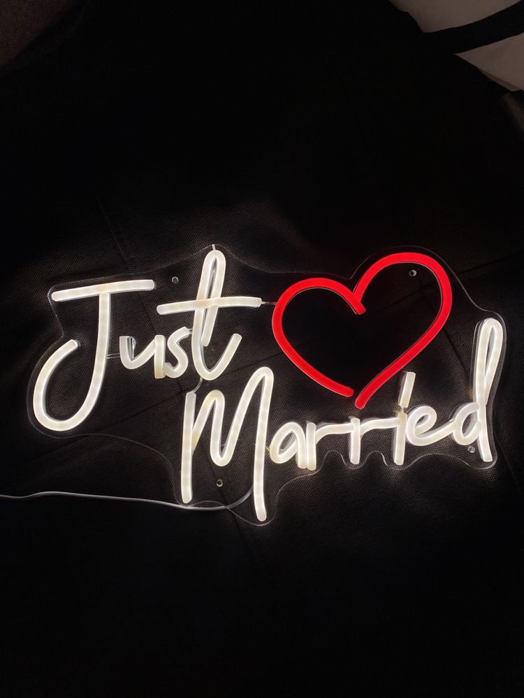 7000 тг Неоновая вывеска Just married в аренду
