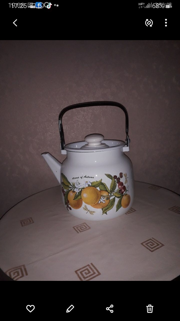 Продам эмалированные: кастрюля,чайник и пластиковые ковшики-2шт.