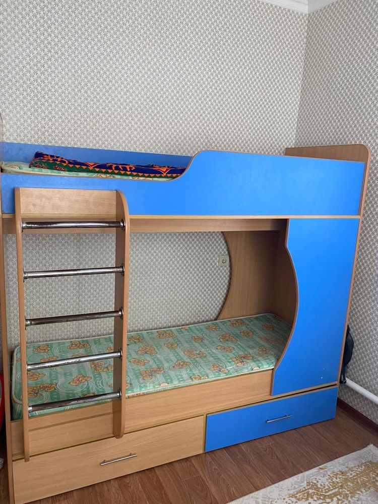 продается двухъярусная кровать