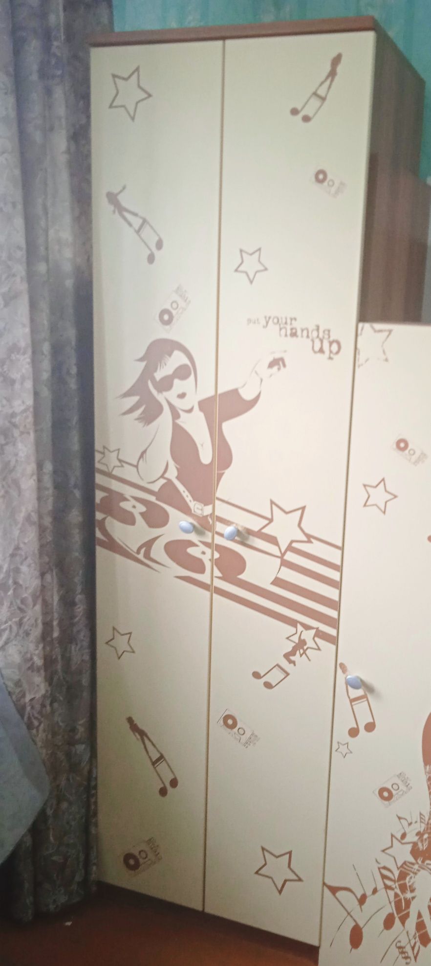Продам шкаф, диван, кухонный стол..,