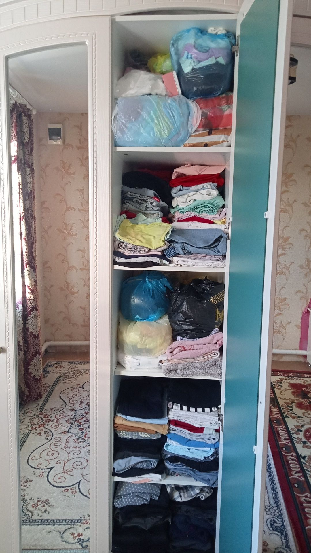 Продам шкаф в отличном состояний, камод сзеркалом в подарок