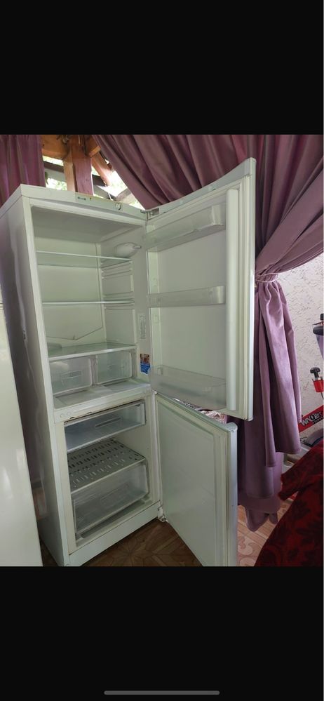 Холодильник Indesit с морозильной камерой