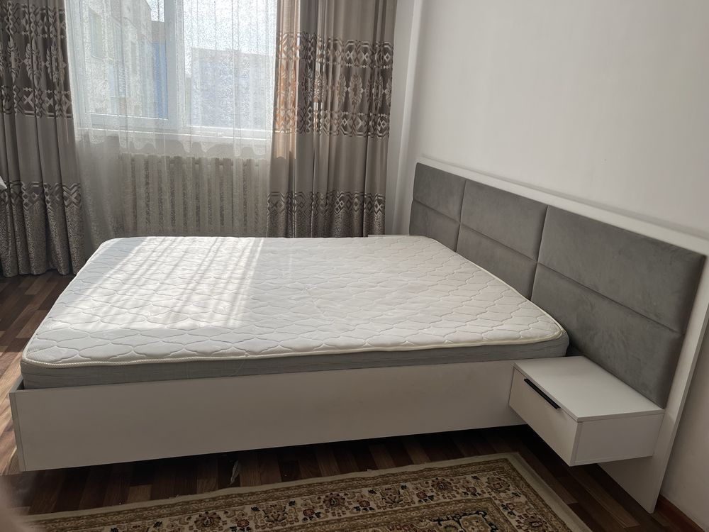двухспальная кровать с прикроватными тумбами