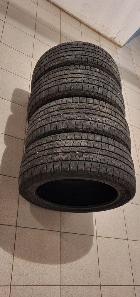 Продам зимние шины 235/45R18