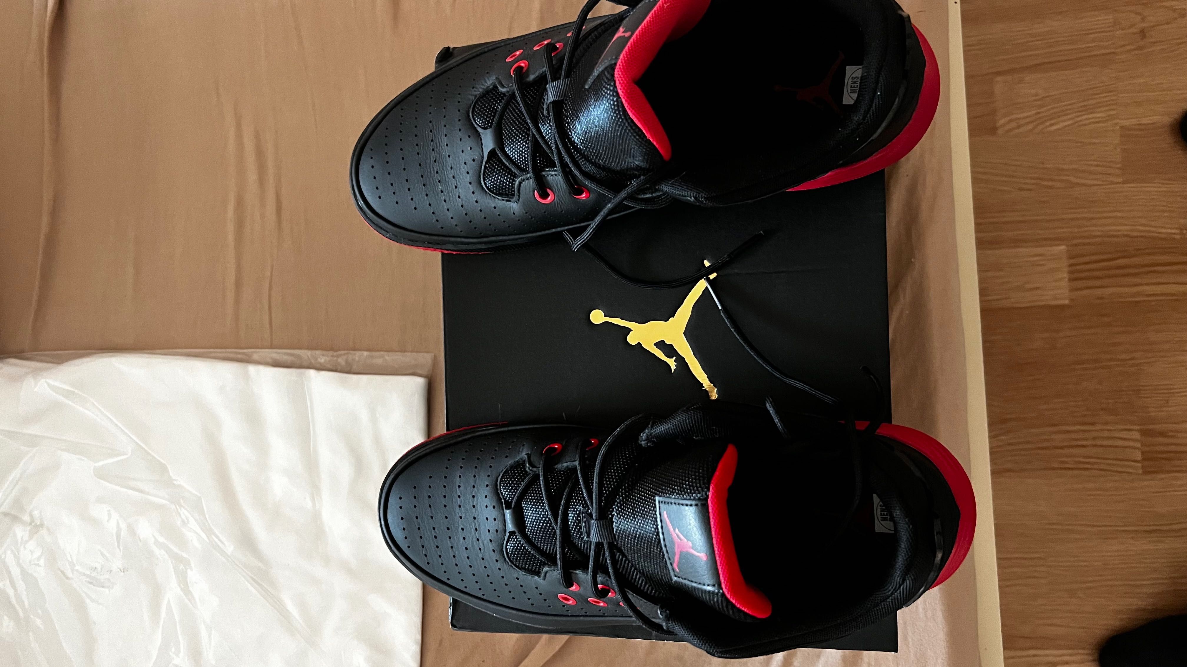 JORDAN AURA 5 новые кроссовки 9,5 размера. 45000. Новые в коробке.
