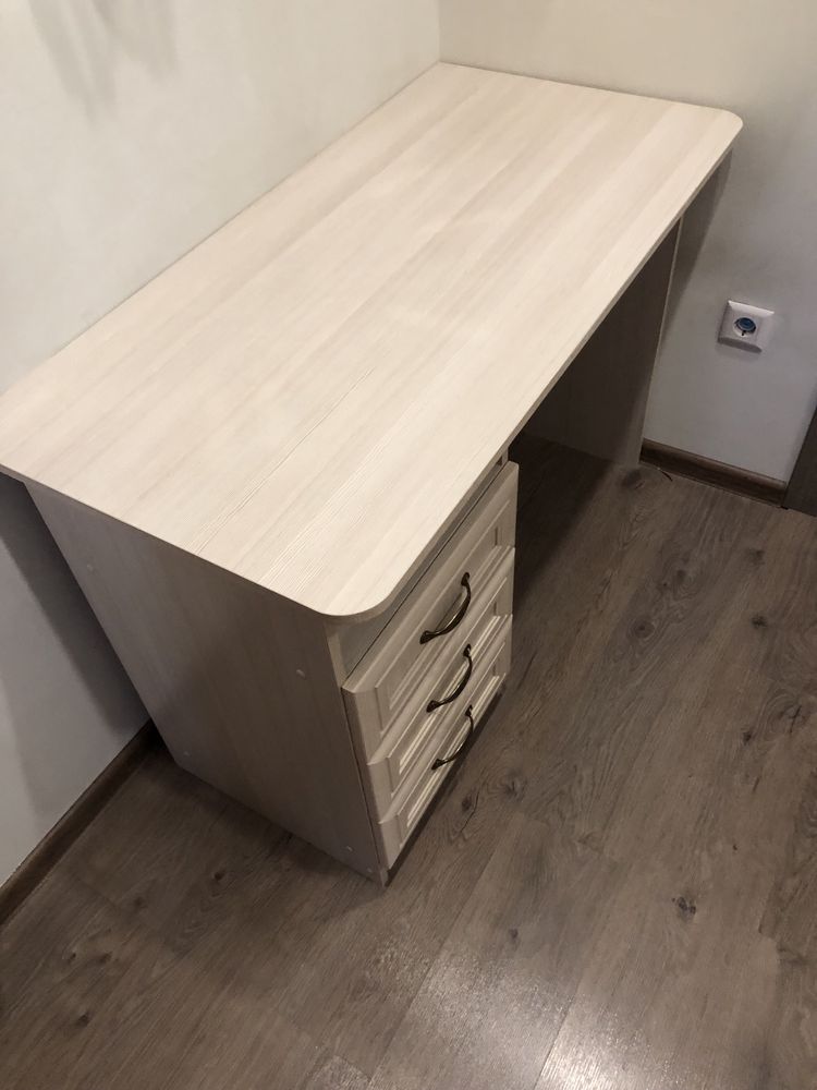 Продается письменный стол