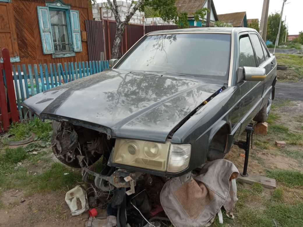 Продам по запчастям Мерседес 190 есть проктический все