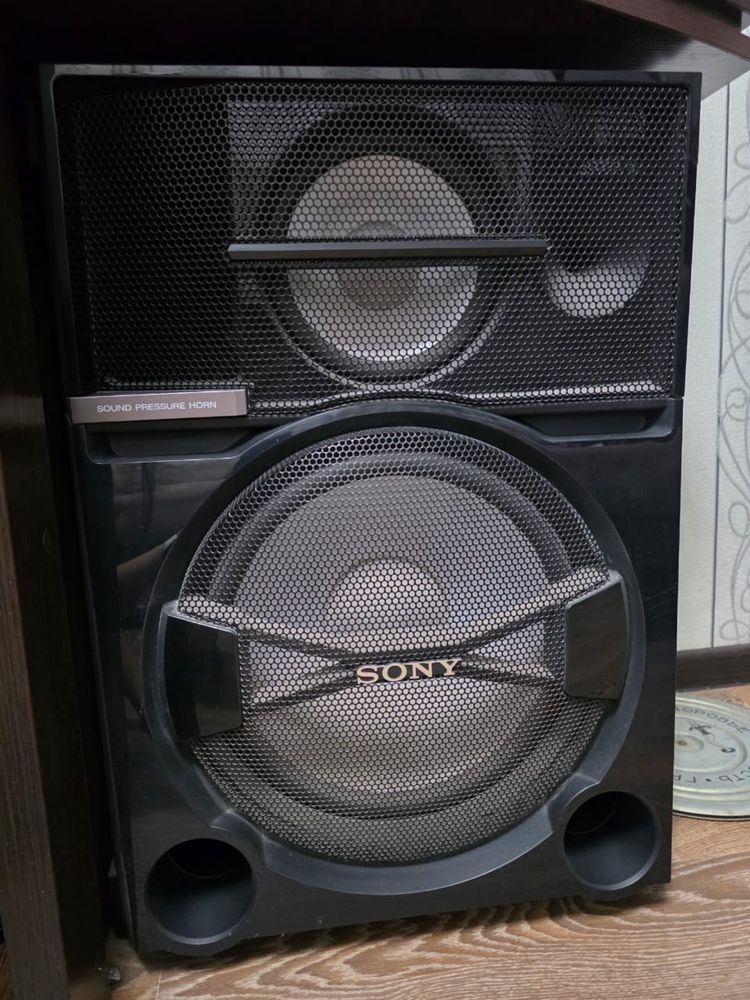 Продается музыкальный центр Sony с двумя большими колонками