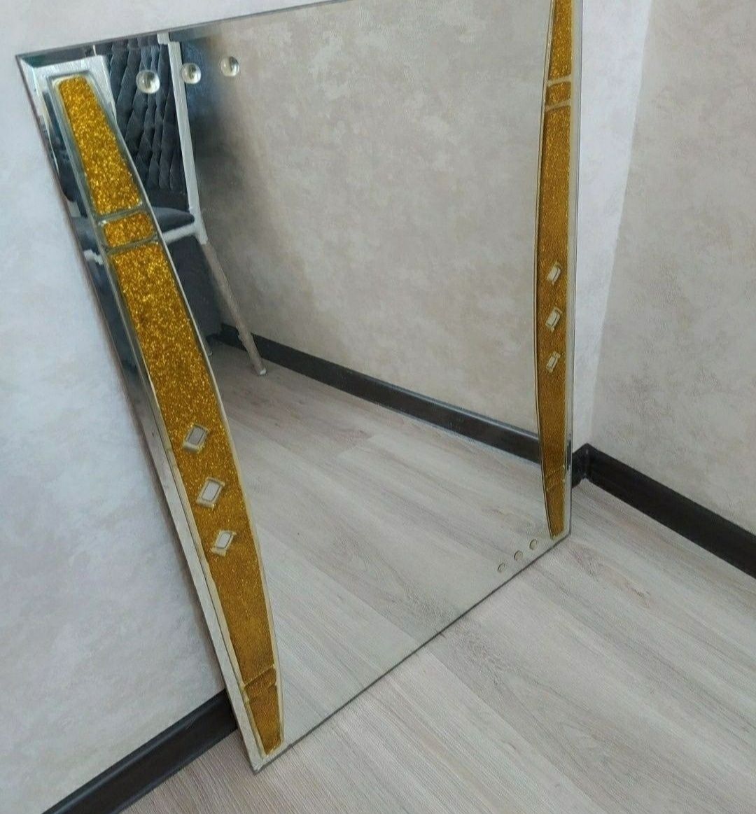 Продам настенную зеркалу