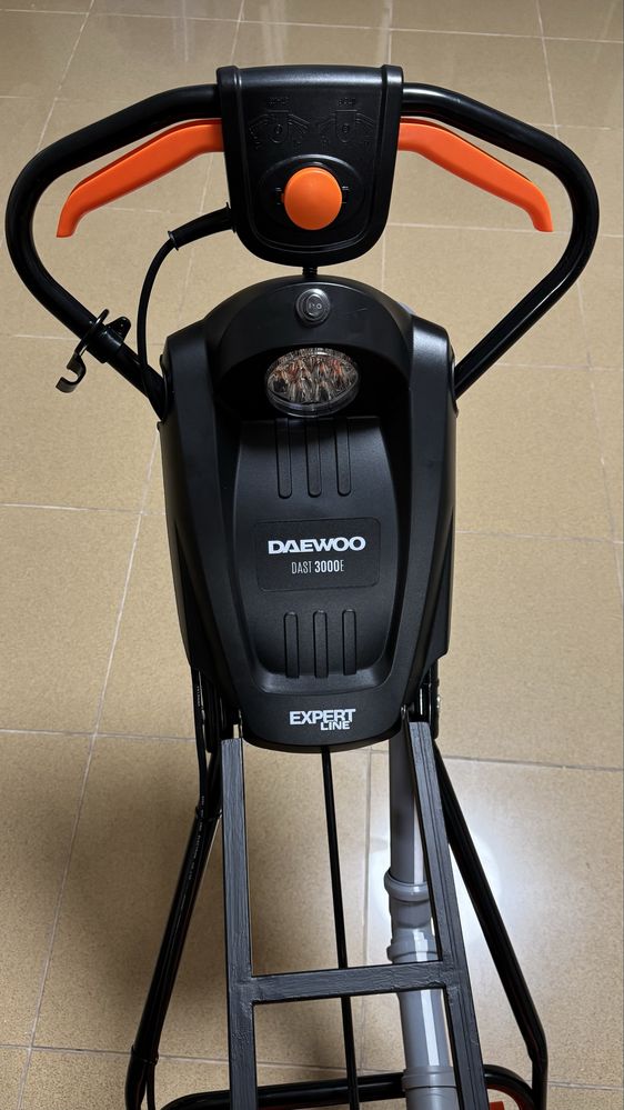 Продам снегоубочную машину Daewoo 3000