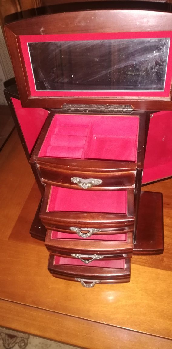 Продам шкатулку 23см*21см.*12см. В отличном состоянии.