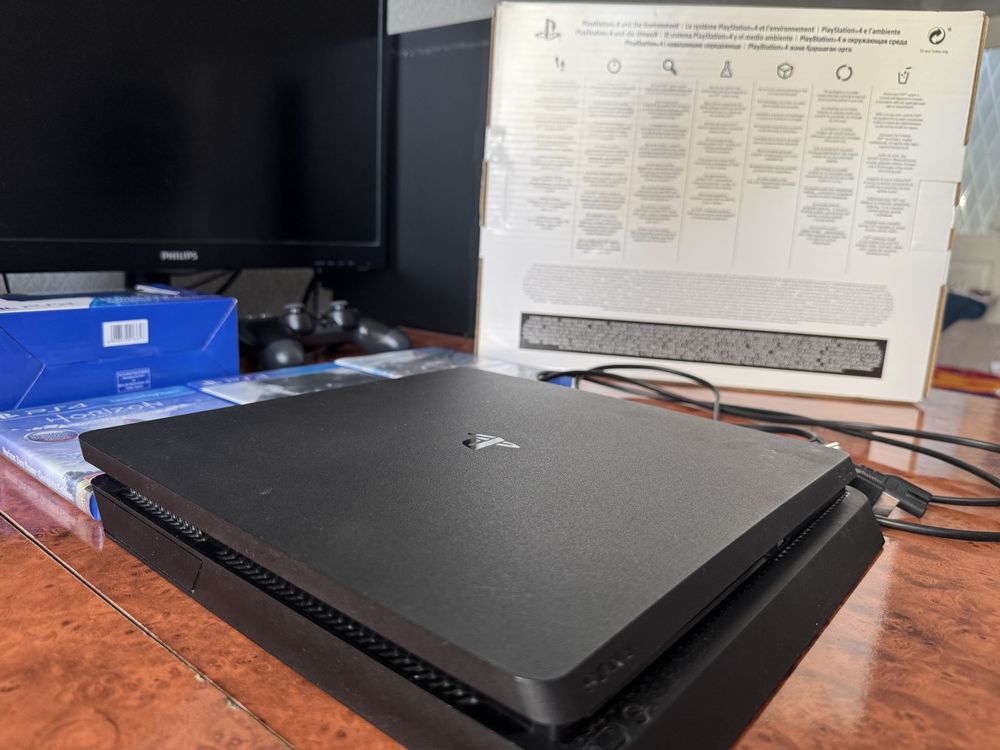 PS4 Slim 1 ТБ + 2 геймпада + 53 игр + 3 диск