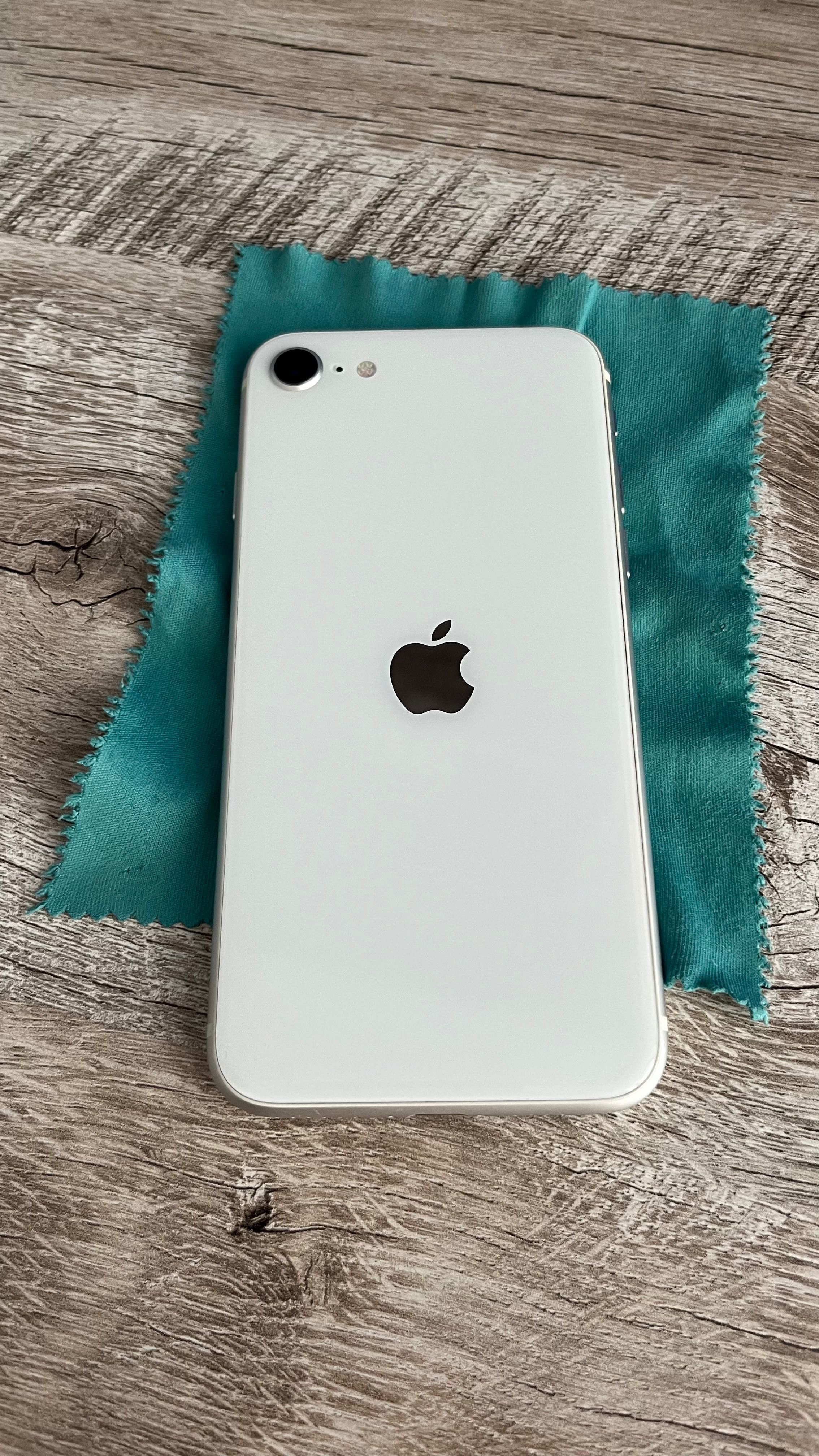 Продаю iPhone SE 2020