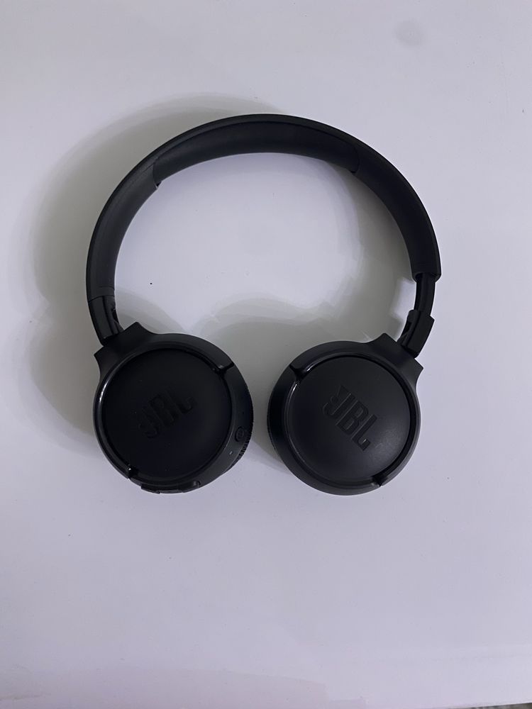 Беспроводные наушники JBL tune 520BT черного цвета