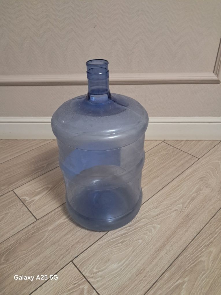 Продам бутыль 19 литров.