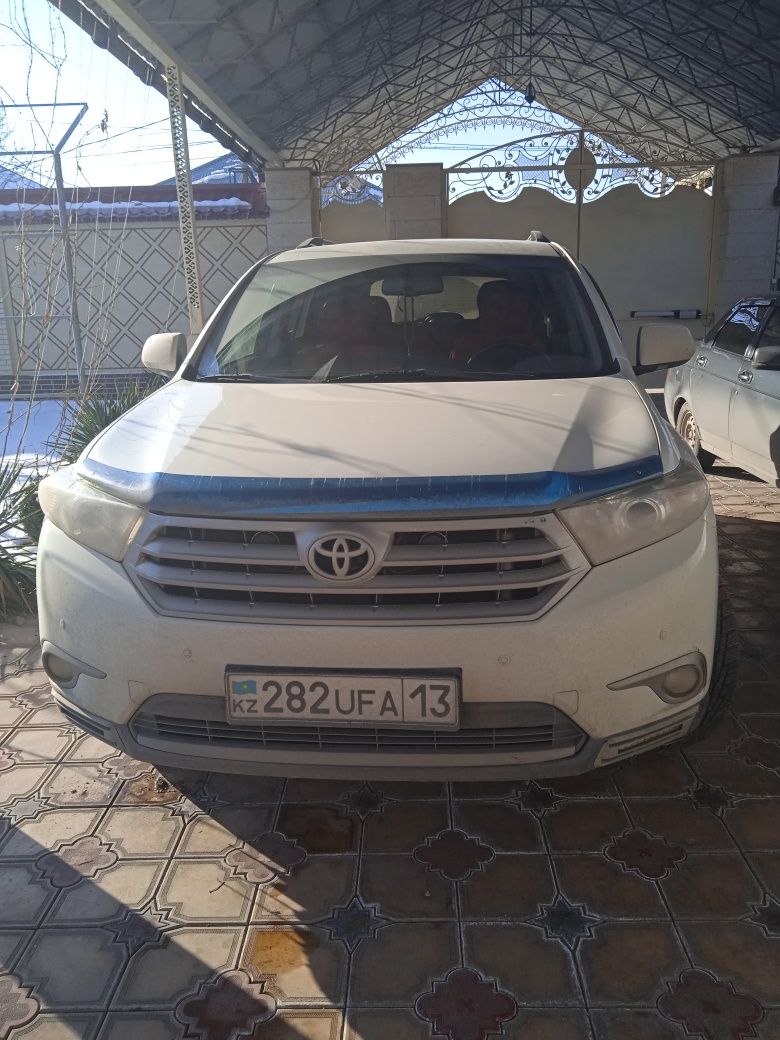 Машина Toyota Highlander