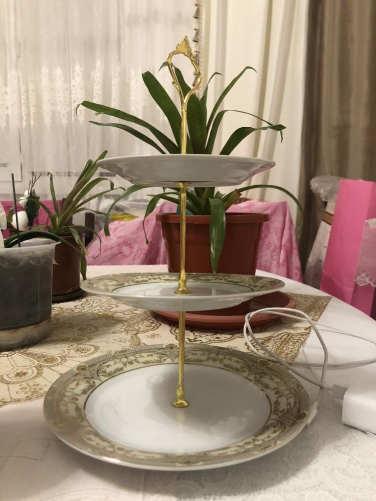 Продается супница, овальные тарелки, трехъярусники, молочница, сахарн