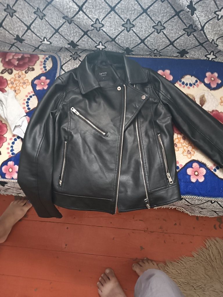 Продам куртку женскую