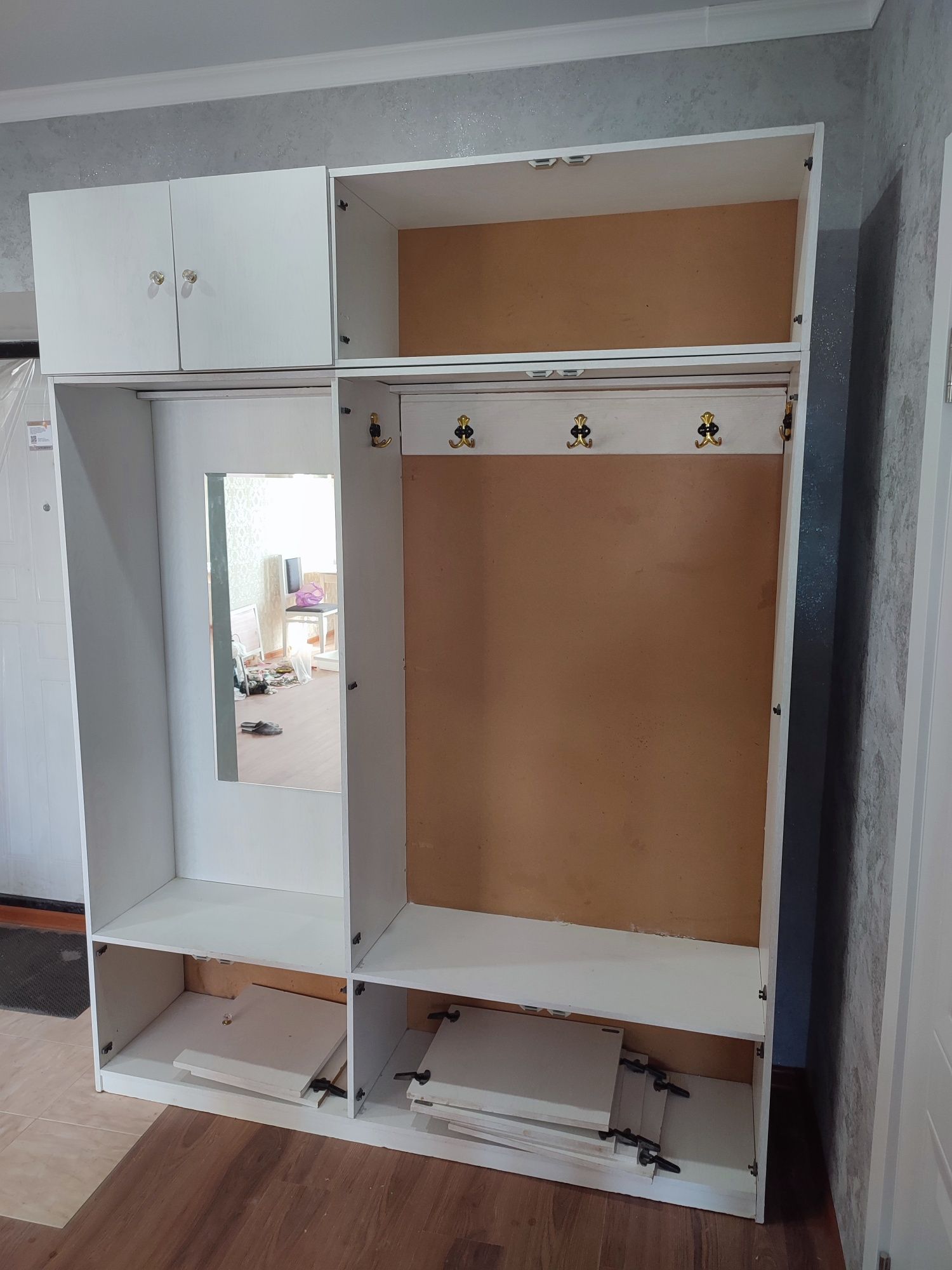 Продам красивую белую прихожку,кухонные стол