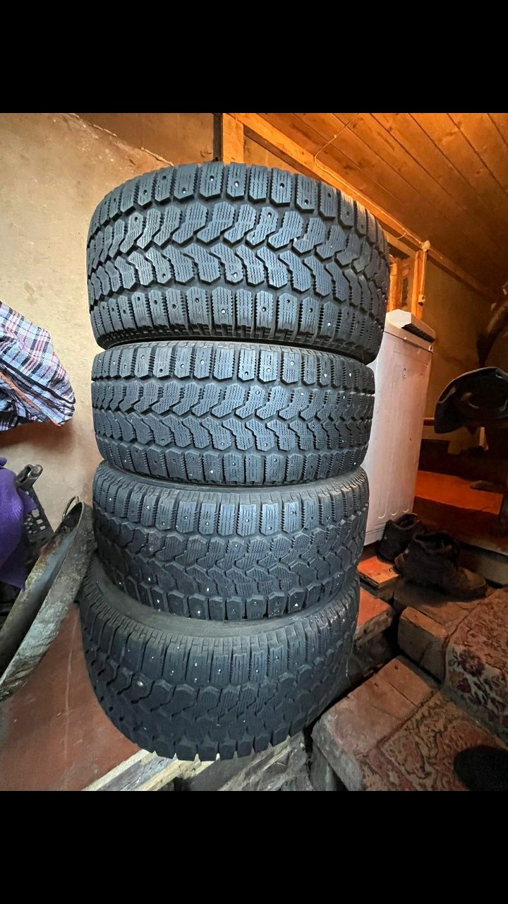 Продам зимние шины на 16/60/215