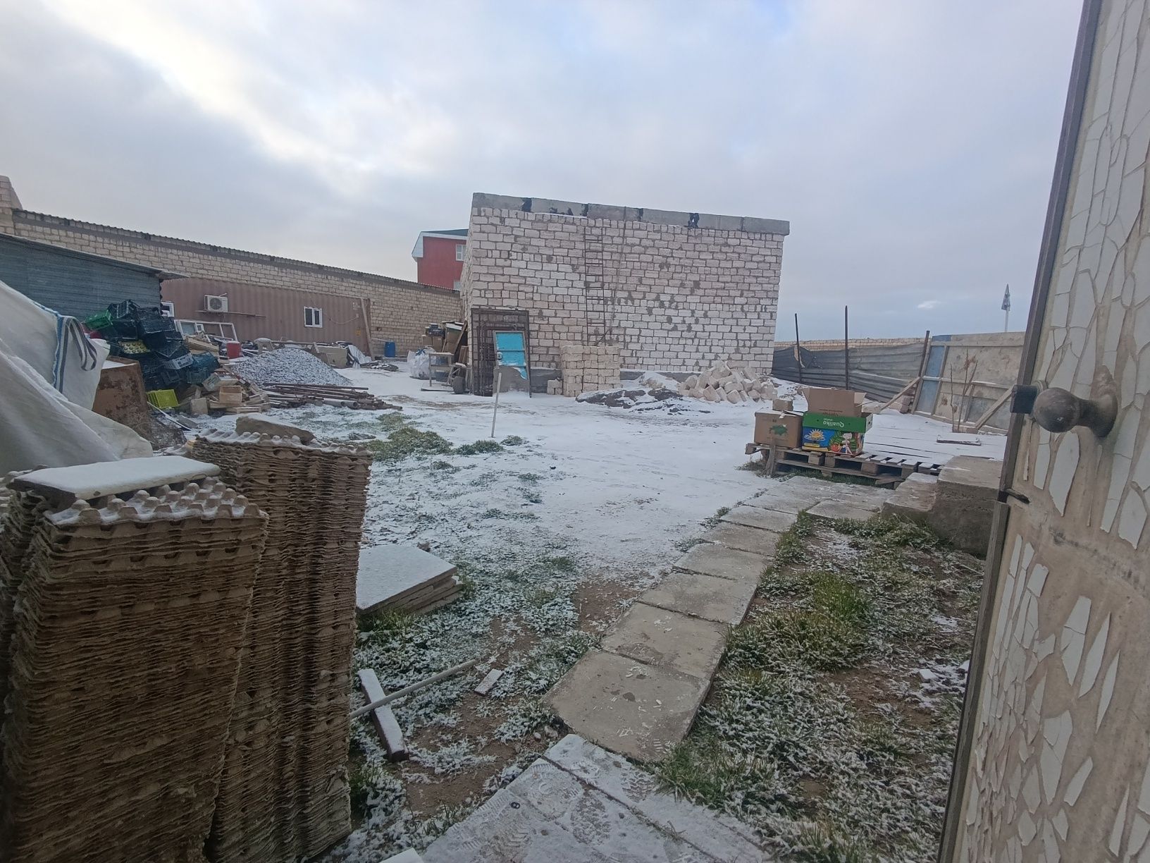 Продаётся продукт магазин, 8 времянок, 4 бокса на зем участке 10 сот.