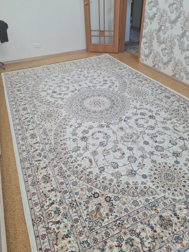 Продам диван ,ковёр в отличном состоянии