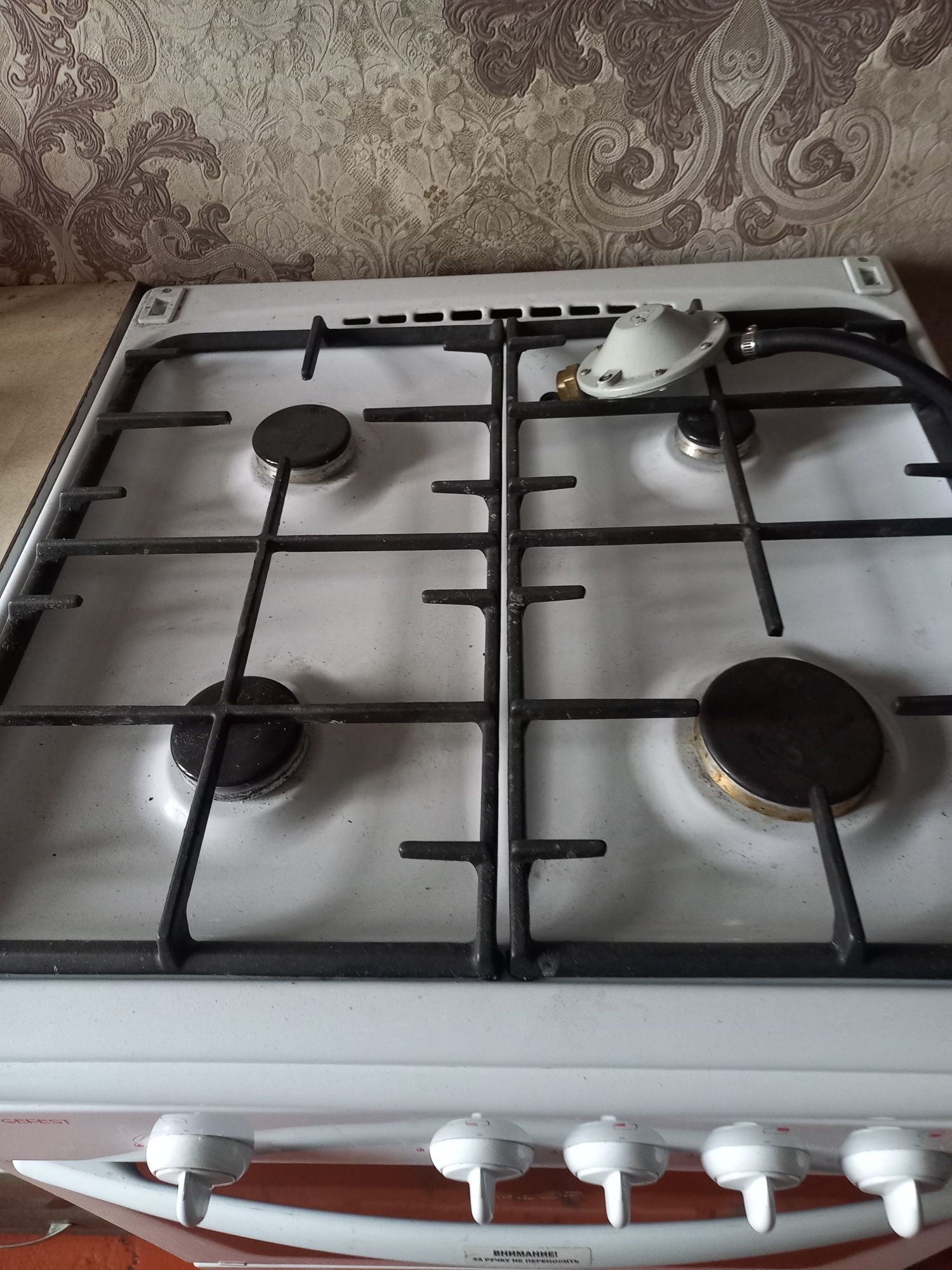 Продам  газ Плиту  Гефест полгода пользовался  большой балон самокат