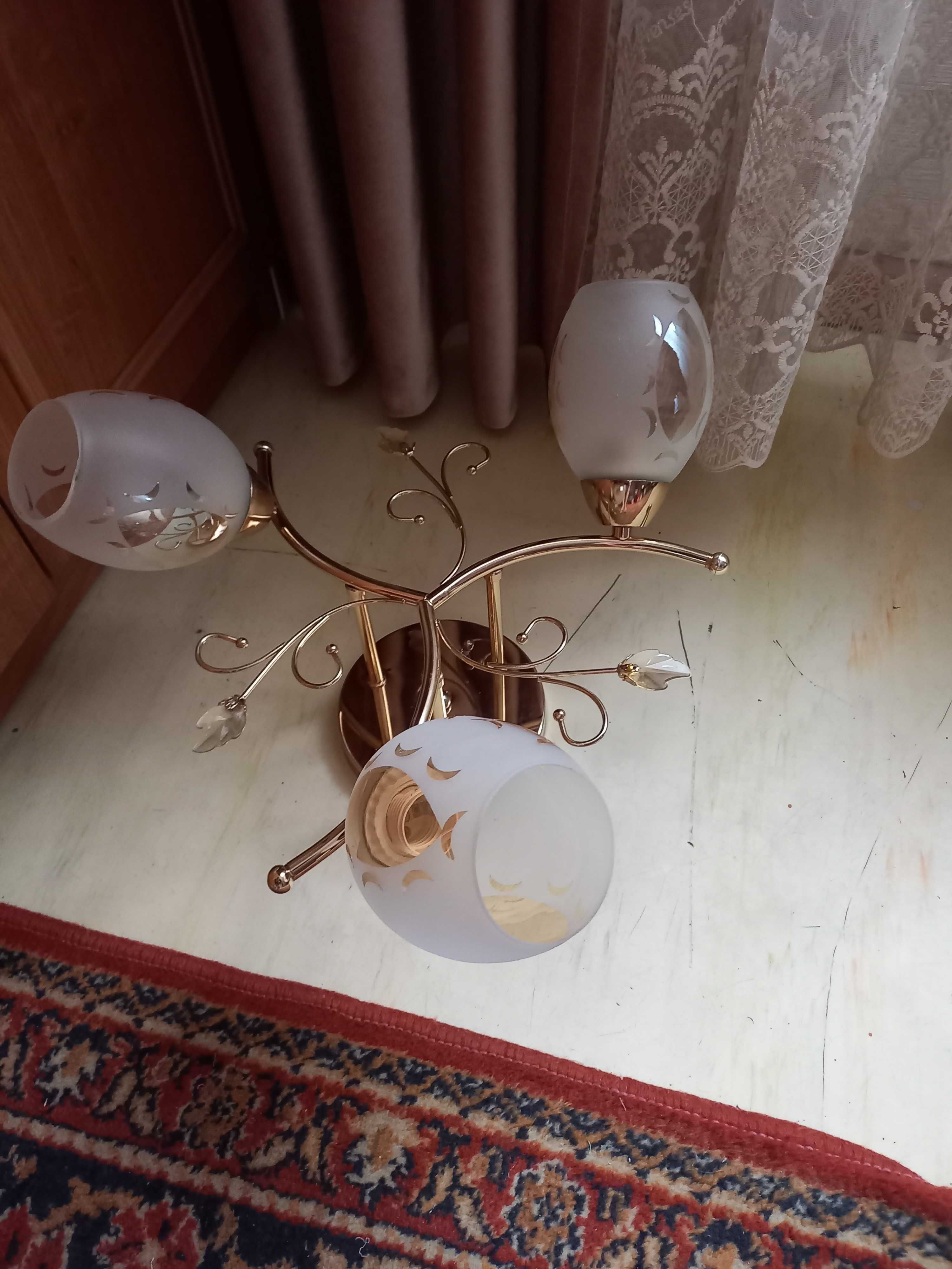 Продам трех рожковую люстру небольшую