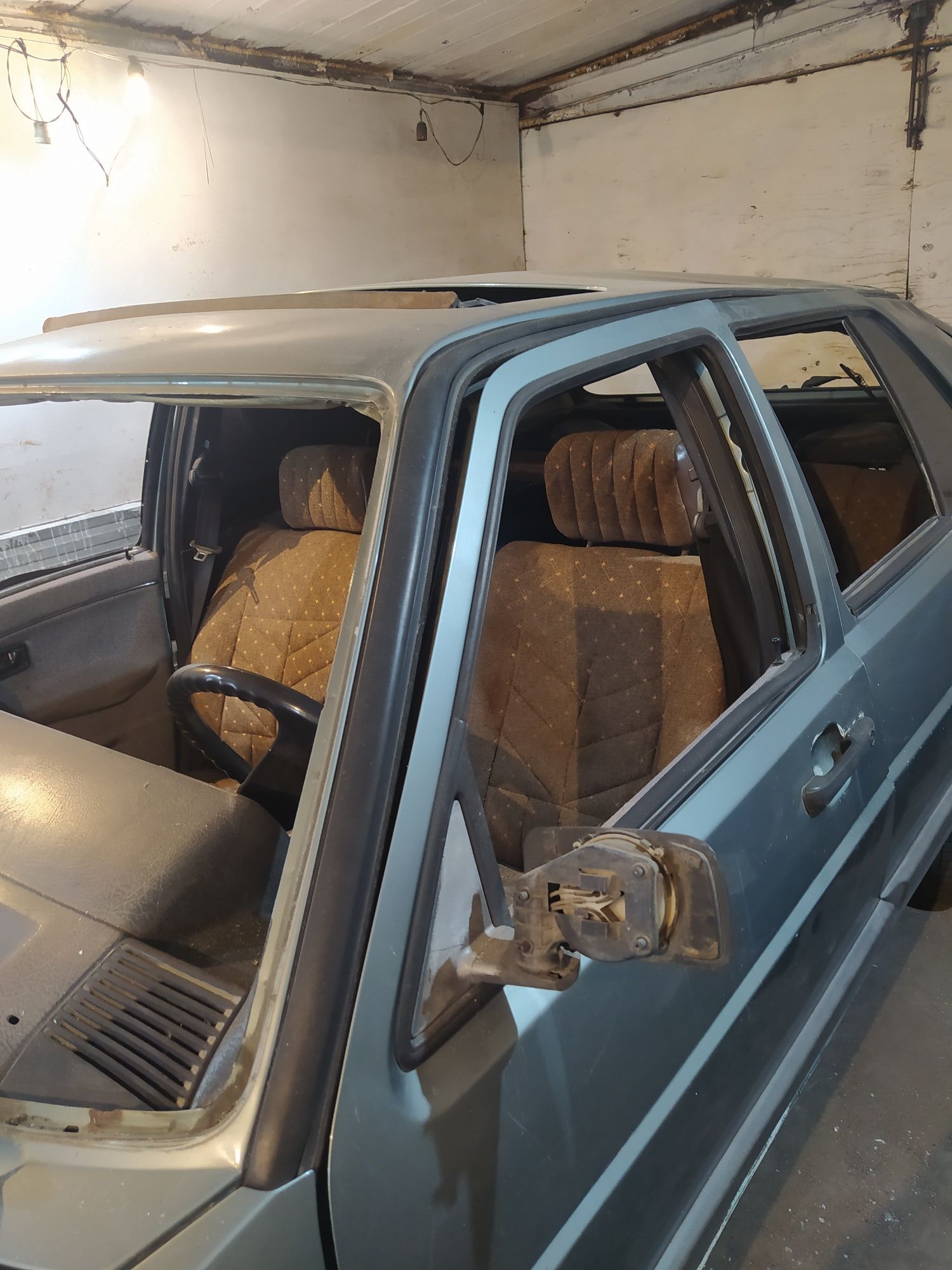 Продам VW гольф, перевёртыш, заводится и едет, под восстановление.