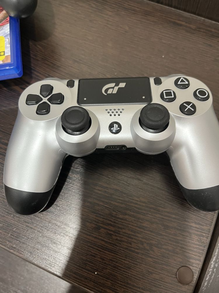 Ps 4 pro на 1 тб с 2 играми и 2 оригинальными джойстиками