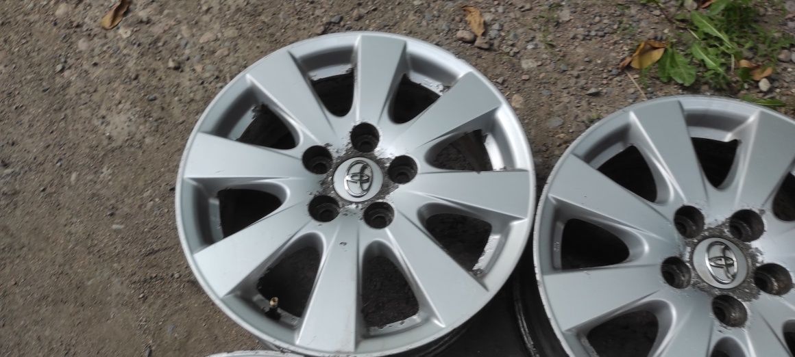 Комплект оригинальных дисков R16. Toyota Camry.