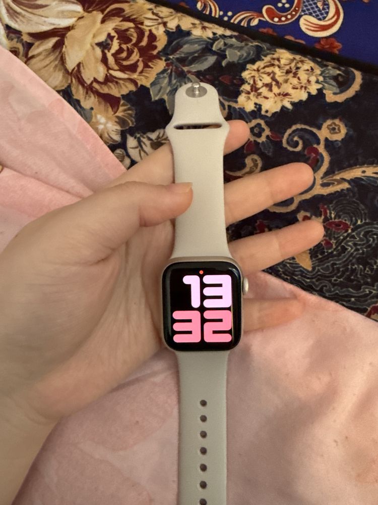 Apple Watch SE 2 Gen 40 мм starlight-бежевый