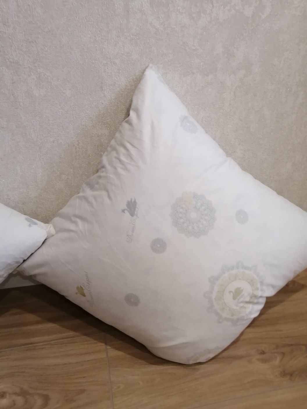 Продам подушки 2шт,чистые,пуховые,цена за шт 4500