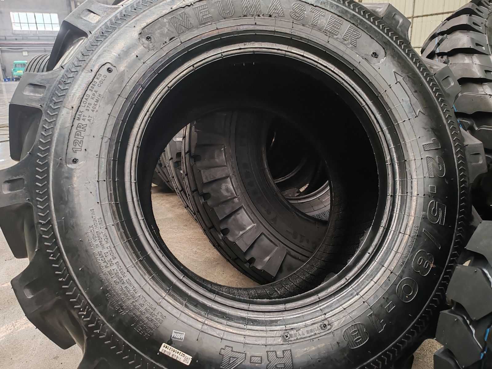 Автошина 12,5/80-18
