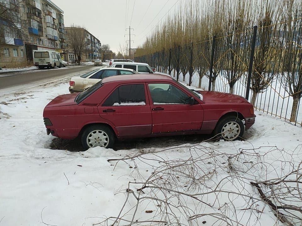 Мерс 190  год 1990  объем 2  ка бензин. Состояние хорошее