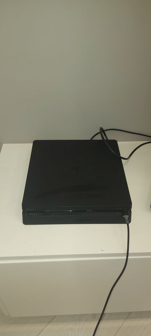 Продам Playstation 4 Slim 1 TB и 1 джойстик