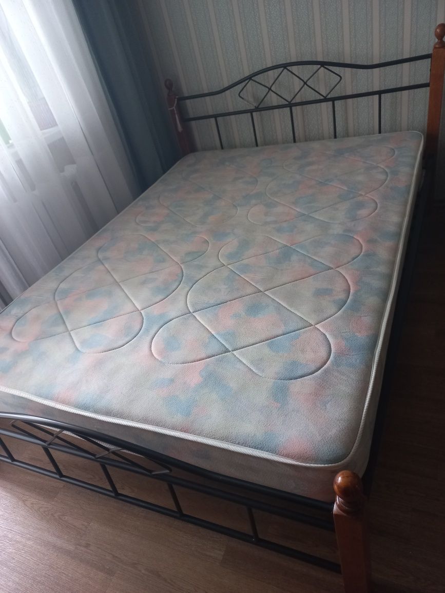 Кровать в отличном состоянии, 150 см ширина, пр-во Малайзия