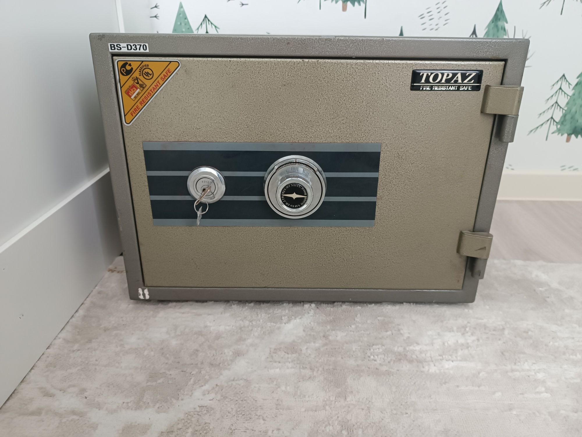 Продам сейф с ключем