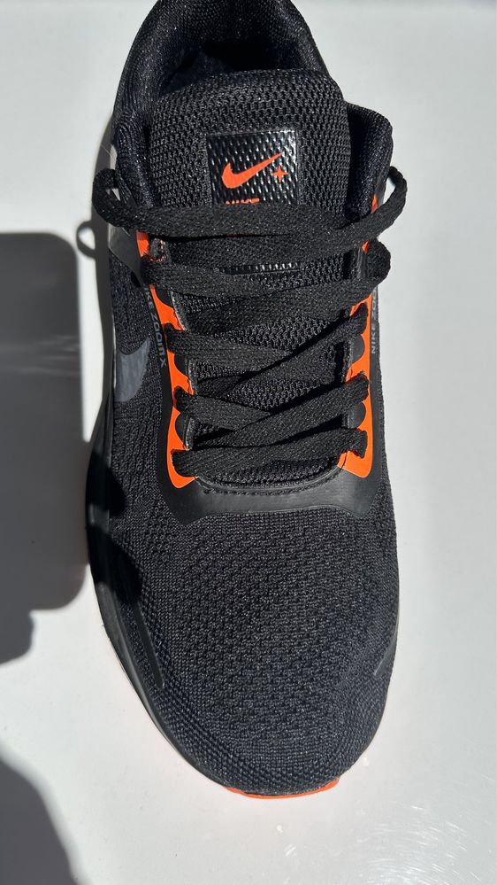 Продаю кроссовку NIKE оригинал.