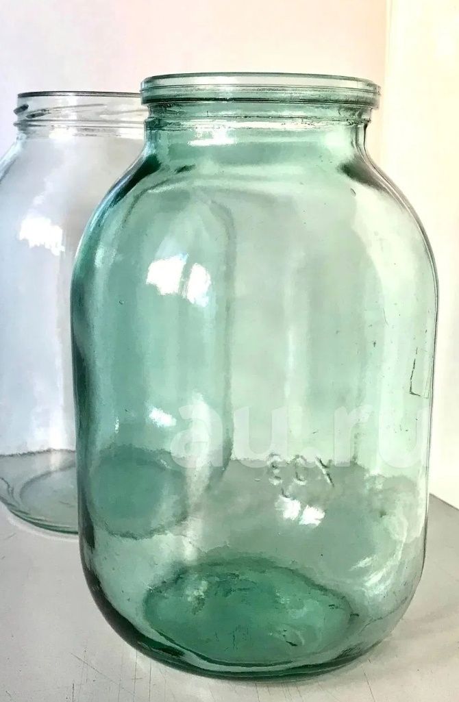 Продам 2 х .литровые  банки