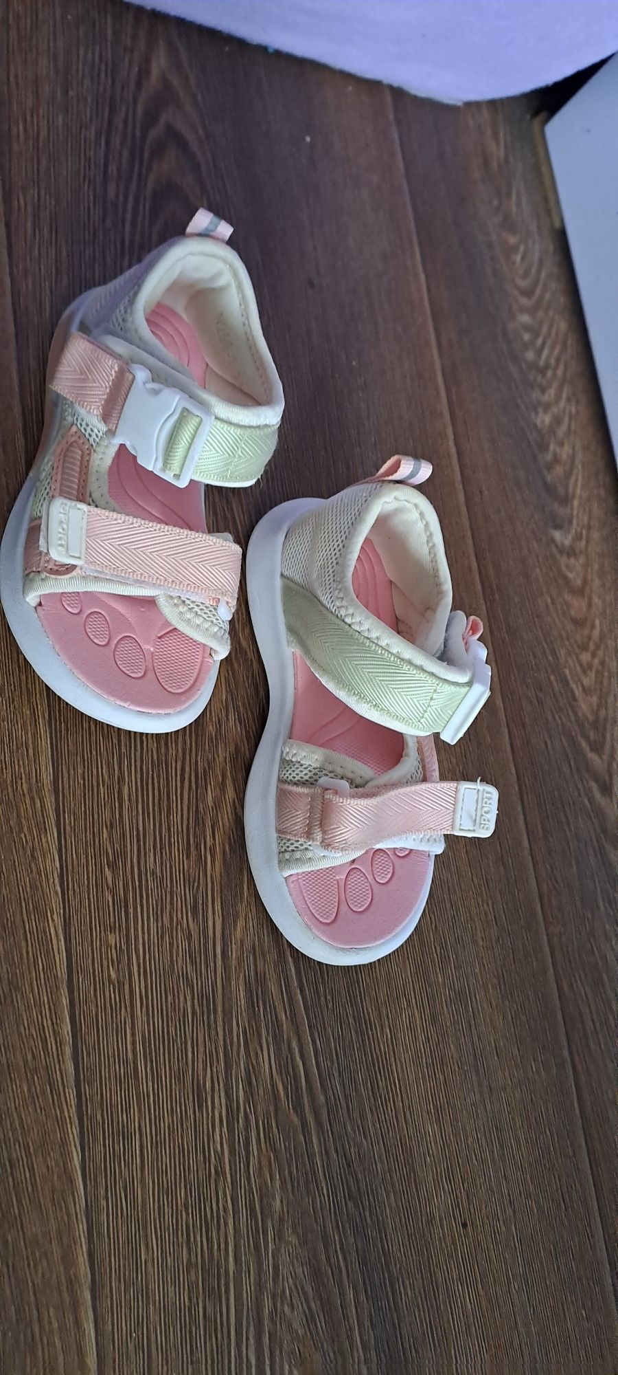 Продаю обувь для девочки  3--5летнего возраста. в.г.Караганда.