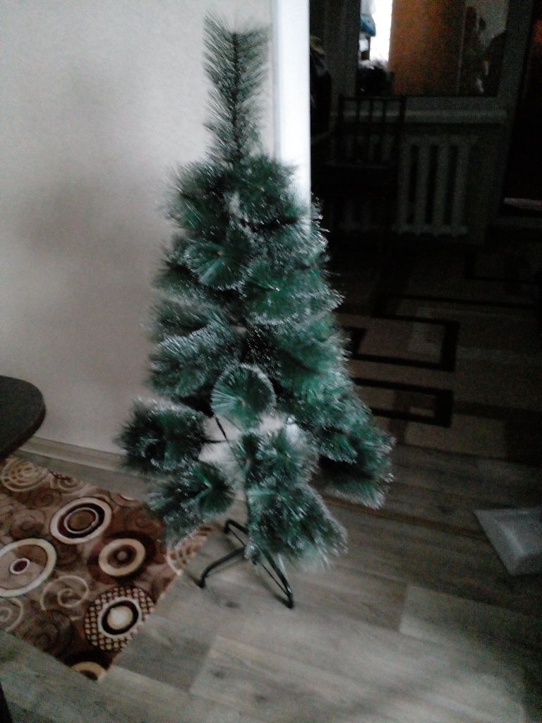 Новогодняя елка  и простые современные игрушки