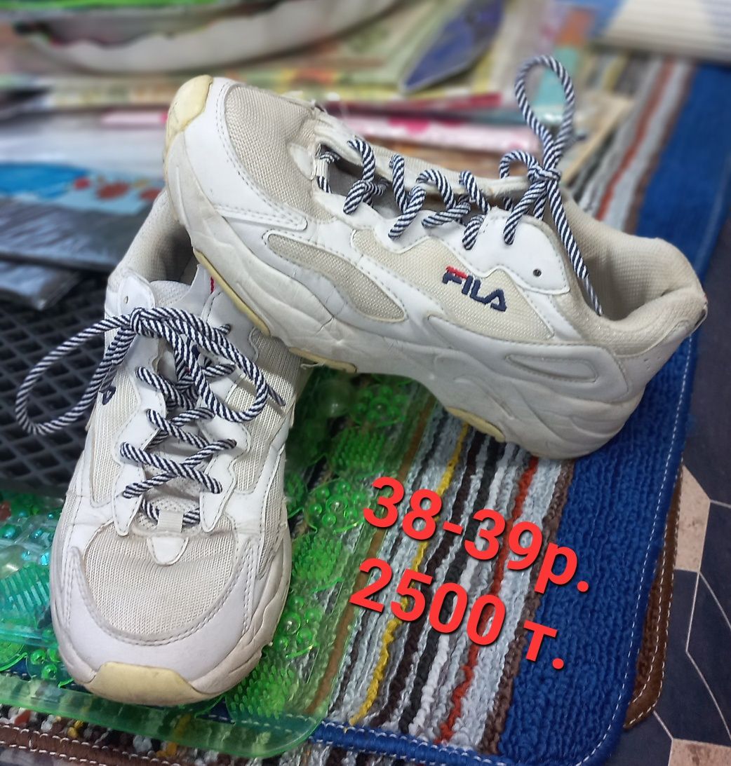 Кроссовки женские 37р. в хорошем состоянии.Кроссы муж. и жен.от37до41р