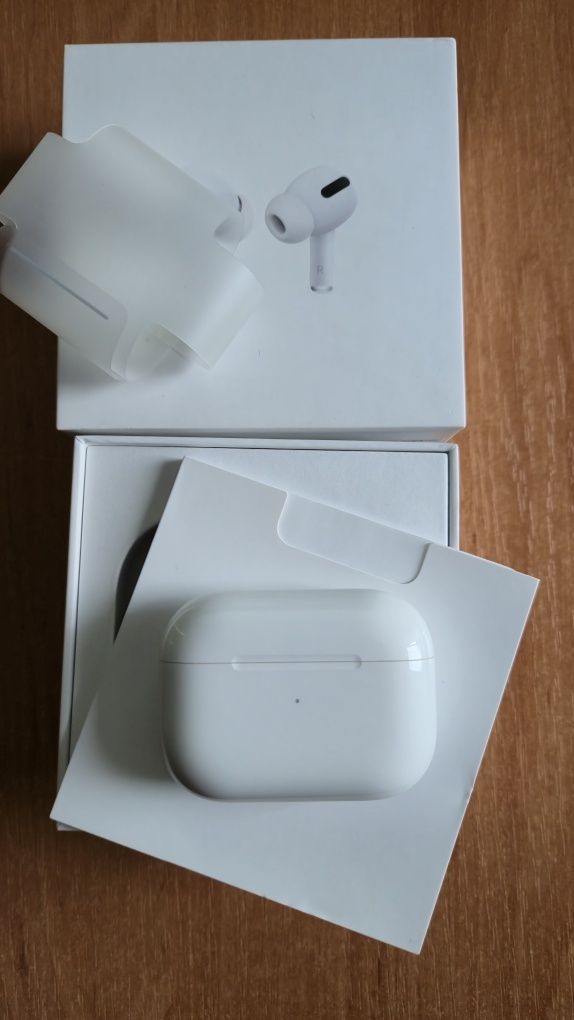 Наушники AirPods Pro 1st Generation with MagSafe Charging Case