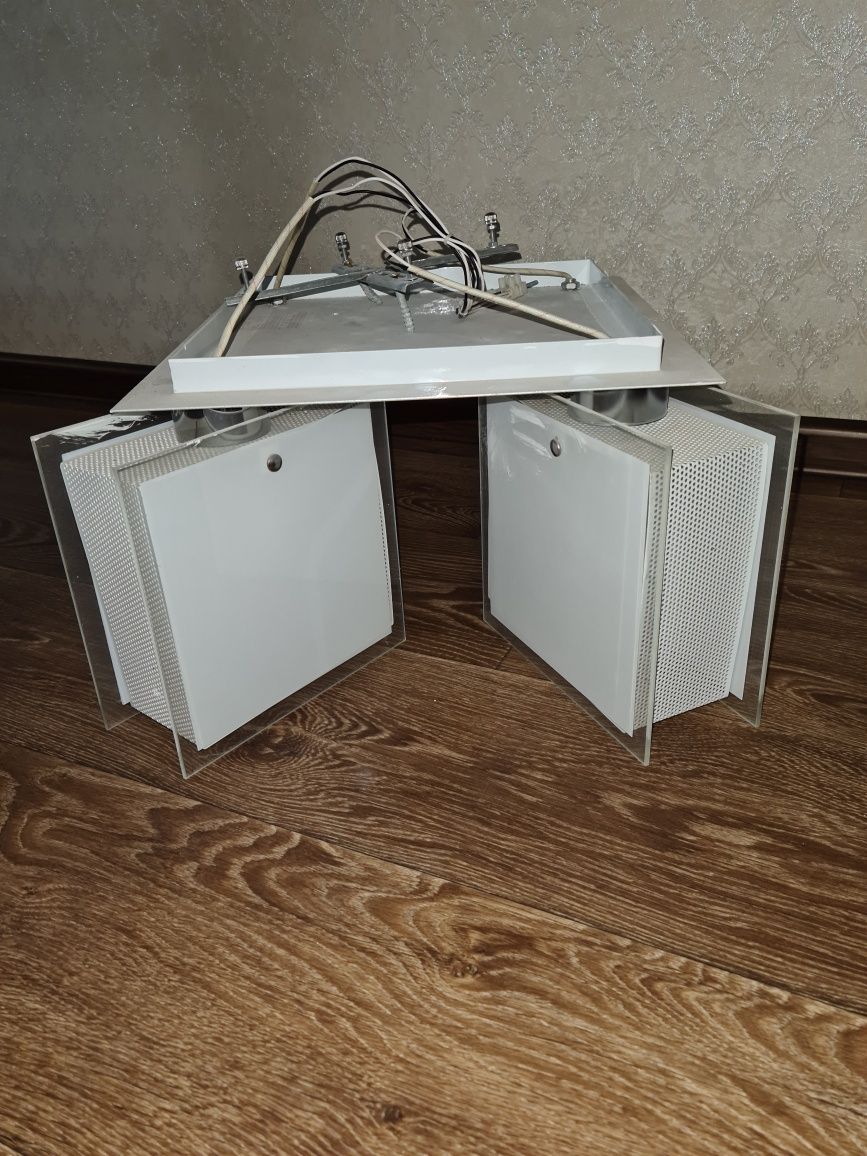 Продам люстры в белом и чёрном цвете.