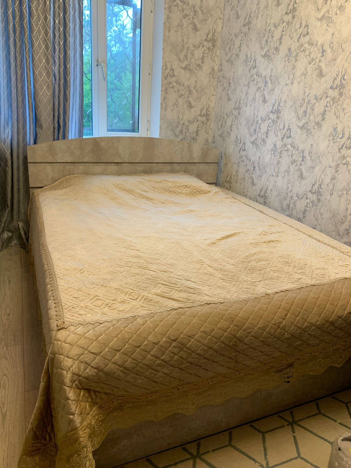 Продаётся спальня кровать и комод с зеркалом