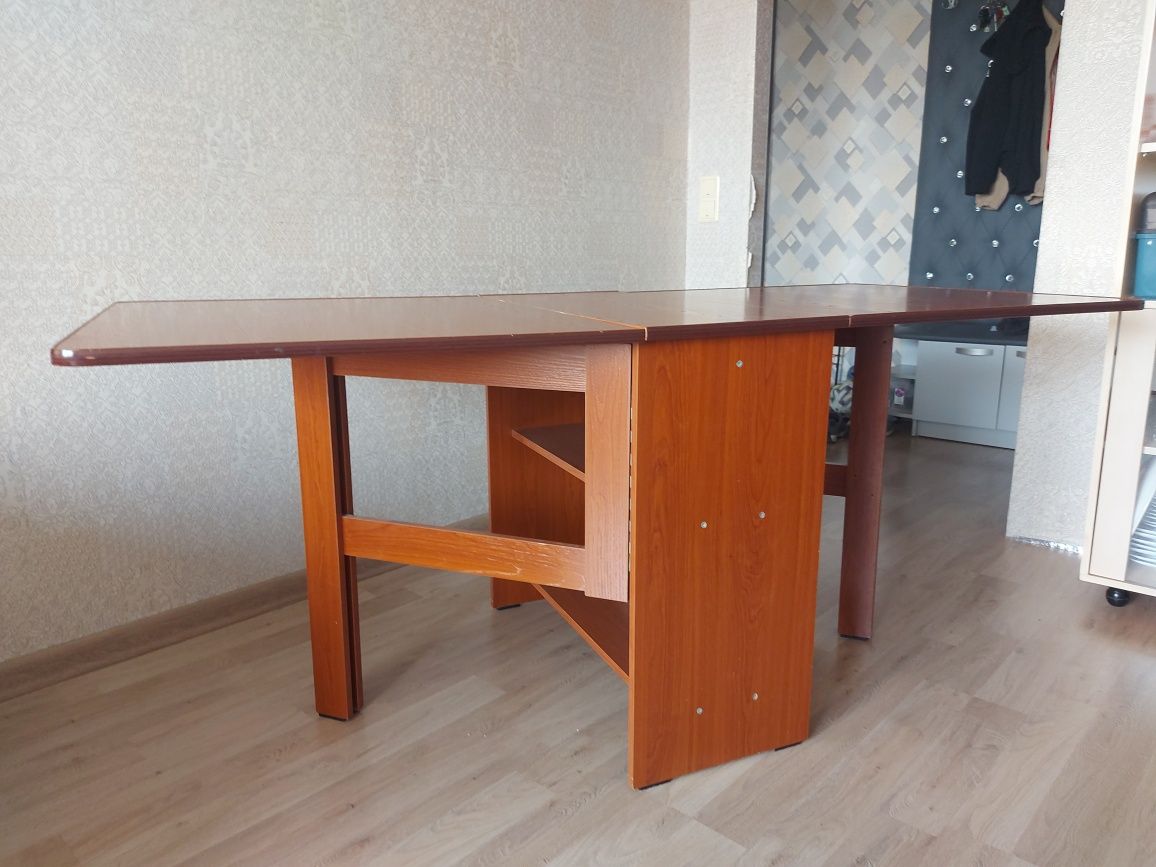 Продам стол книжку