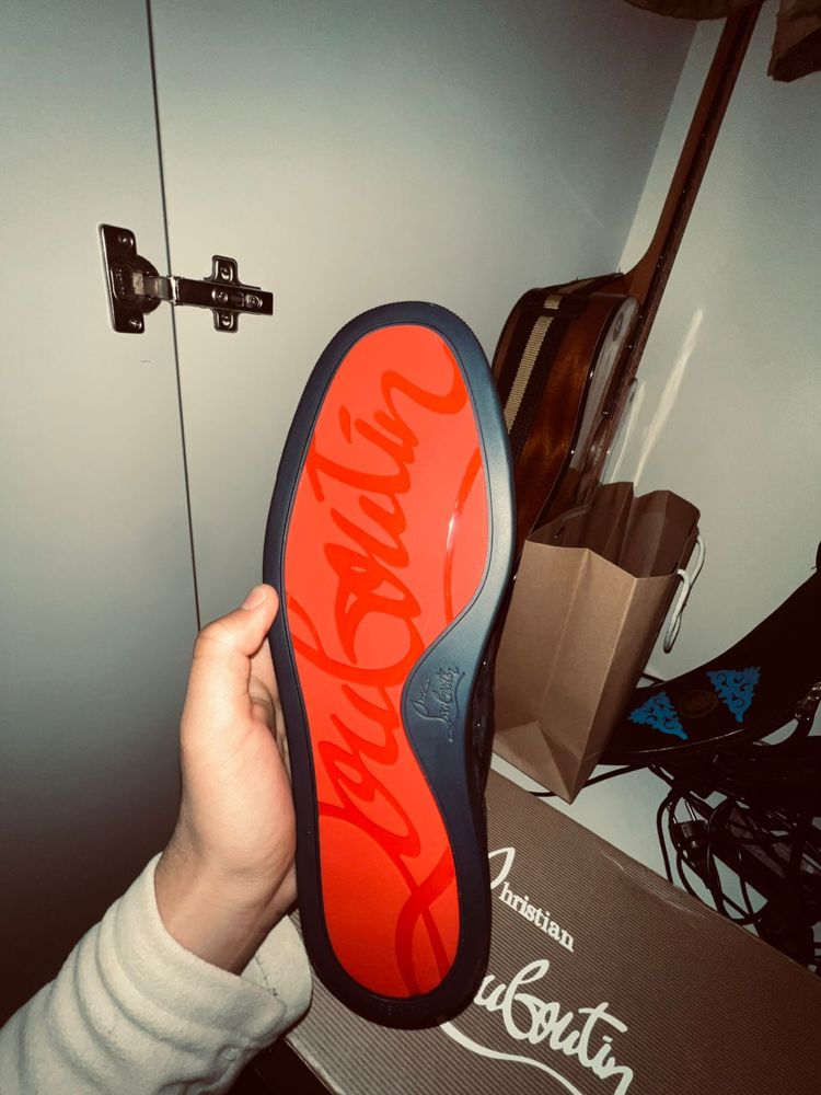 Продам кроссовки Louboutin
