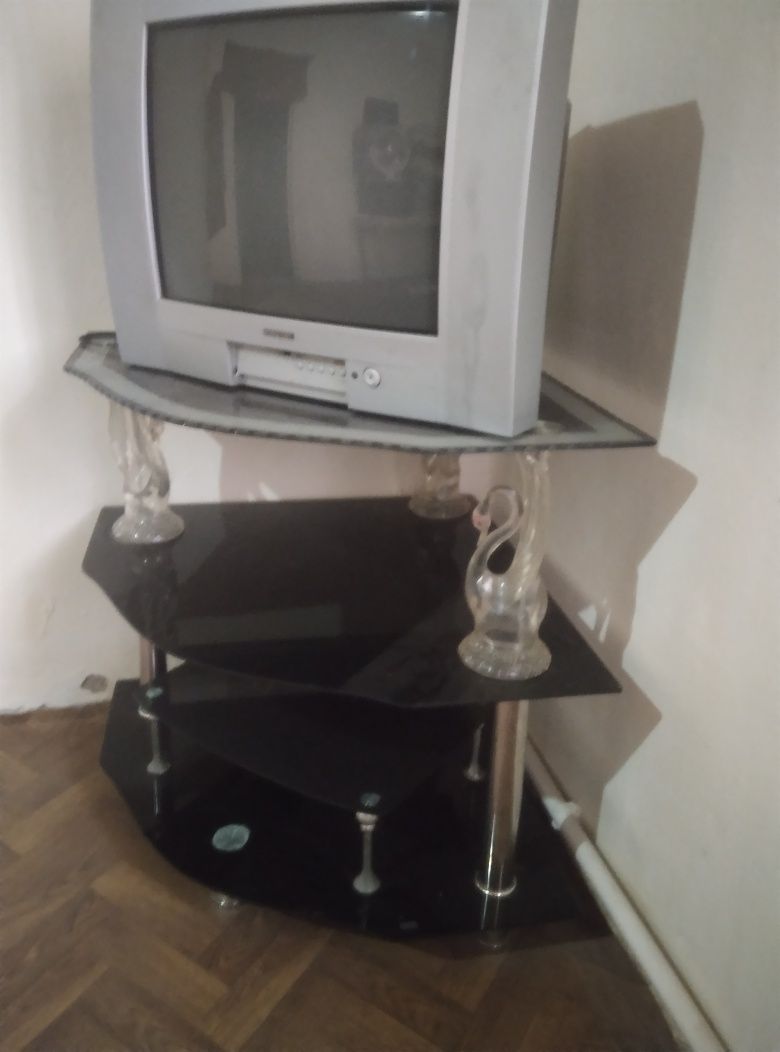 Телевизор и стеклянные подставка